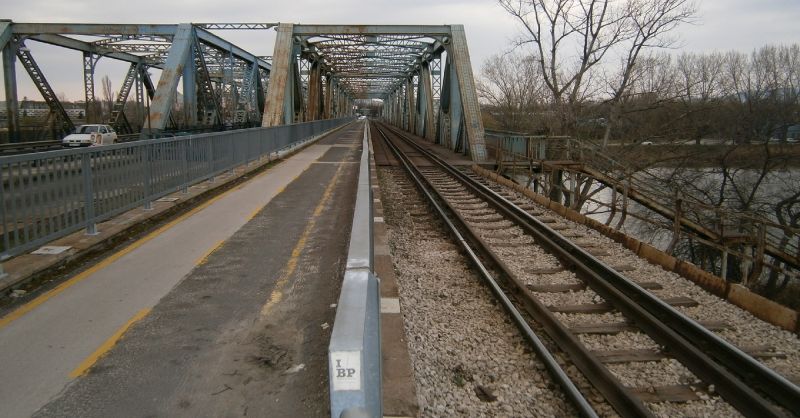 Csak óránként öt kilométeres sebességgel mehetnek át a vonatok a Gubacsi hídon 