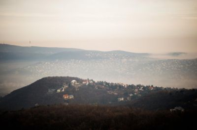  Lassan felszakad a köd, erős szelet kapunk helyette  