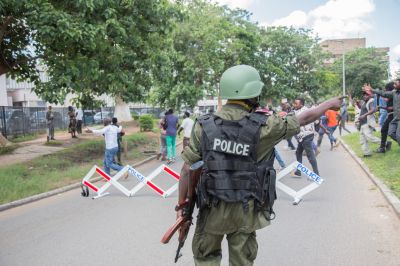 Szilveszteri szolgálatban berúgott egy zambiai rendőr őrnagy, kiengedte bulizni a rábízott rabokat, akik megszöktek és amikor őt is letartóztatták ezért, ő is megszökött