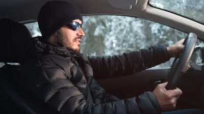 Törvény ugyan nem tiltja, de bolond, aki így vezet télen: szervkárosodás, belső vérzés lehet a vége