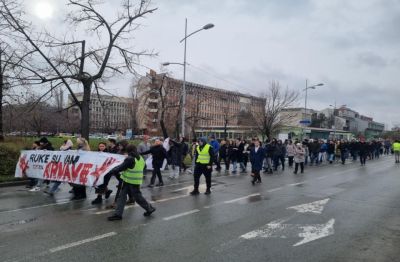 Egy BMW sofőrje áthajtott volna a tüntető egyetemisták tömegén, majd gyalog menekült el