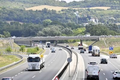 Frontális karambol történt az M3-as autópályán, lezárták a sztrádát