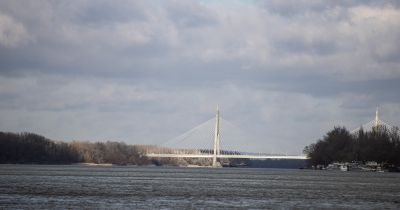 Jégtömbök hullottak a Megyeri híd szerkezetéről, egy autóban kár keletkezett - videón a döbbenetes jelenet