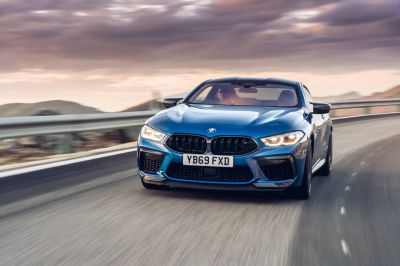 Kabrióként és négy ajtóval marad a BMW M8, tisztes sportautóként elkaszálják