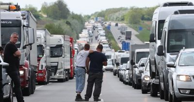 Káosz az M1-esen, nehogy arra menjen! Megsérült a híd, neki ütközött egy teherautó - Óriási a torlódás