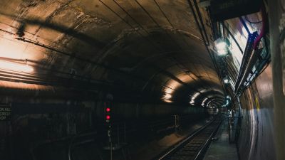 Metró elé löktek egy utast, nagy erőkkel küzdenek az életéért