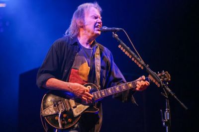 Neil Young először lemondta, majd mégis elvállalta fellépését a Glastonbury-n