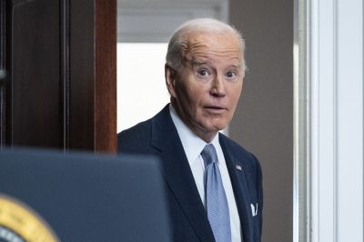 Rejtélyes folt jelent meg Joe Biden kezén