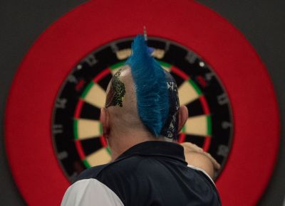 Sosem volt még ilyen népszerű a darts, amiben legalább annyi a tudomány, mint a show