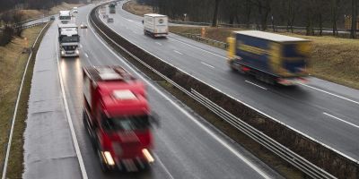 Szemben haladt a forgalommal, majd frontálisan ütközött egy autó az M3-ason 