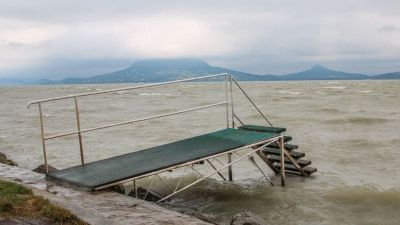 Veszélyben van a Balaton: fegyveresek jelentek meg a partoknál