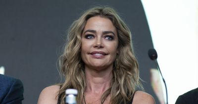 Denise Richards mindkét mellimplantátuma kiszakadt forgatás közben