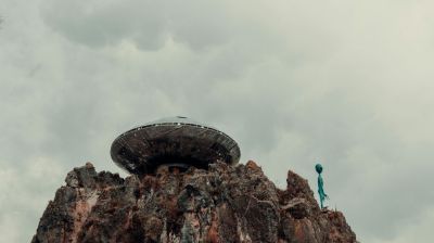 Hátborzongató videó: UFO szelte át az égboltot a vidámpark felett, sokkot kaptak a látogatók