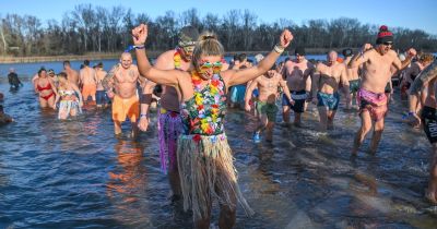 Hiába jéghideg a víz, a hangulat forró az újévi csobbanáskor a Tisza-tóban – galéria