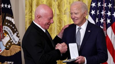 Joe Biden kitüntette fia barátját