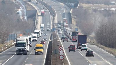 Már 15 kilométeres a torlódás az M1-esen Tatánál