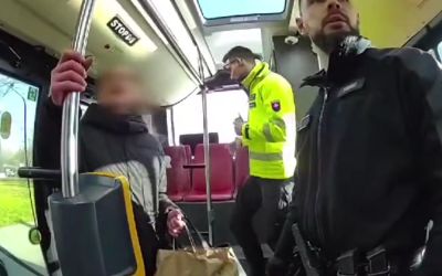 Ököllel ütötte a buszon az ötéves kislányt egy 39 éves nő