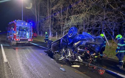 TRAGÉDIA: Három autó ütközött a D2-esen – egy személy elhunyt, öten megsérültek