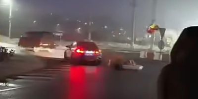 Videó: koporsóval driftelt egy román férfi  a körforgalomban