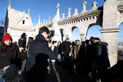  És akkor dunai kilátás ezerötér' érdekel, Bástya?  