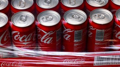 Harcba szállnak Trumpék a Coca Colával: kőkemény csata vár az üdítőgyártóra