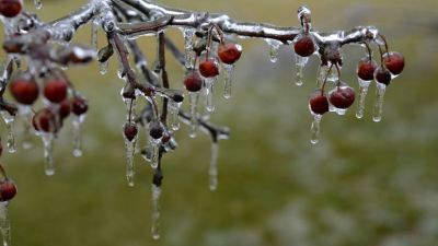 Jön az ónos eső, figyelmeztetnek: itt lesznek csúszósak az utak!