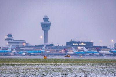  Késésekkel és járattörlésekkel küzdenek nagy európai repülőtereken a hó és jég miatt  