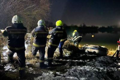 Kétéltű? A Csorba-tóba csúszott és elmerült egy kocsi, előtte pedig a Szinvába került egy másik autó