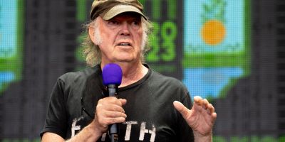 Meggondolta magát, mégis ad koncertet a Glastonburyn Neil Young