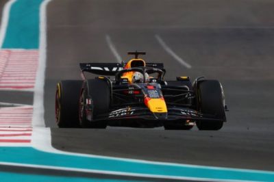 Prost: Verstappen oktat a pályán