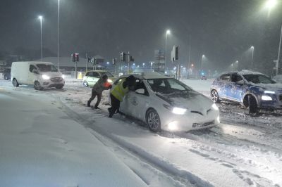 Repülőtereket kellett lezárni Nagy-Britanniában, mert ellepte a hó!