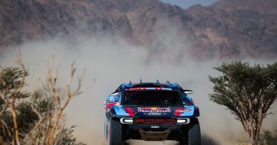 Sokkoló baleset, felborult a Dakar győztese! Videón Carlos Sainz drámai pillanatai