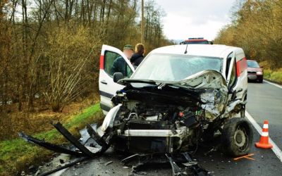 Szabálytalanul előzött autójával, kórházba került a vétlen sofőr (FOTÓK)