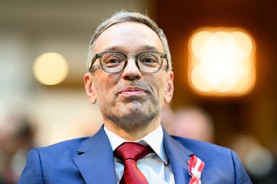 Zsákutcába torkolltak az FPÖ-t kizáró koalíciós tárgyalások, az osztrák államfő hétfőn kénytelen lesz a Szabadság Pártot megbízni a kormányalakítással