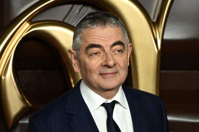 Aki egy ájult pilóta helyett is képes repülni – 70 éves Rowan Atkinson, azaz Mr. Bean