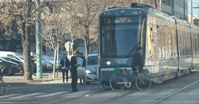 Autó és tram-train ütközött Szegeden, az Anna-kút és a Szeged Plaza között pótlóbuszok járnak