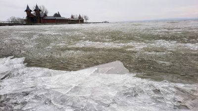 Csodás fotókon a balatoni jégvilág