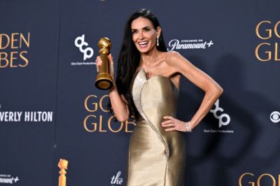  Demi Moore vihette haza a legjobb színésznőnek járó Golden Globe díjat, szépen szerepelt a gálán egy Magyarországon forgatott film is  