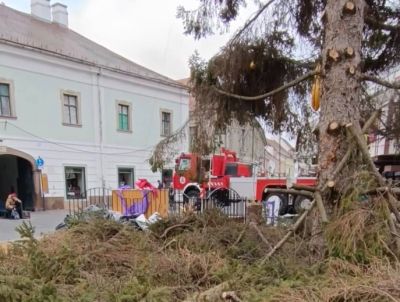 Lebontják a karácsonyfát a Dobó téren és a díszfényeket is elkezdik leszedni 