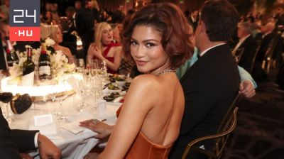 Zendaya gyűrűjénél már csak a reakciója volt gyanúsabb, mikor rákérdeztek nála, hogy eljegyezték-e