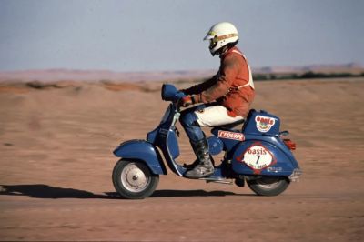 Az őrült csapat, ami Vespával vágott neki a legendás Dakar-ralinak