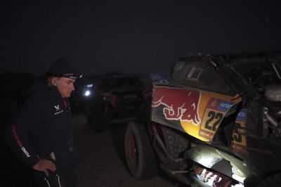 Carlos Sainz feladni kényszerült a Dakar-ralit