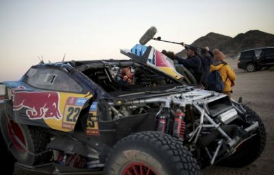 Dakar-rali – Feladta a viadalt a címvédő Sainz