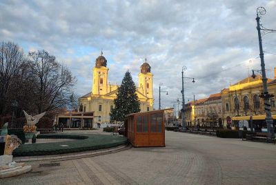 Főtéri fotó Debrecenből napfénnyel, még álló karácsonyfával