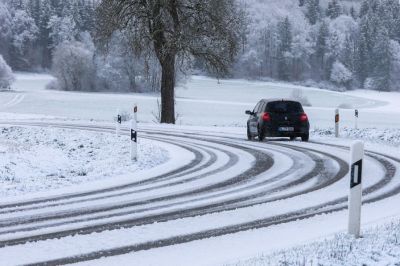 Hogyan mentheti meg autóját télen egy papírtörlő?