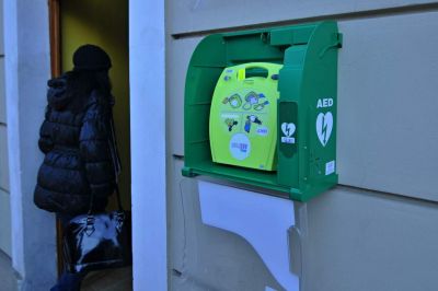 Már minden 500 főnél nagyobb településen kell lennie defibrillátornak