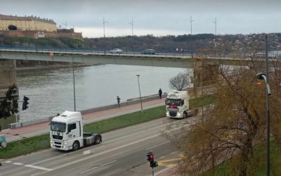 Tölgyfaágakkal és zászlókkal feldíszített kamionok dudálva vonultak végig Újvidéken – VIDEÓ