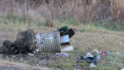 Újabb súlyos baleset történt a halálkanyarban, az emlékhelyet is tropára törte a kisodródó autó