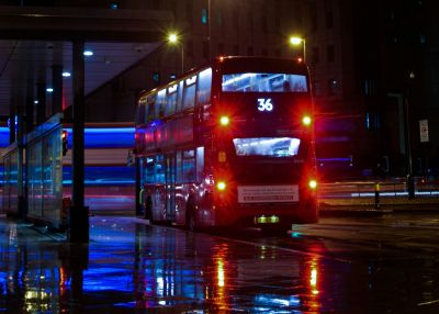 Halálra késeltek egy 14 éves fiút egy londoni buszjáraton