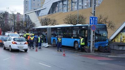 Itt vannak a helyszíni fotók a súlyos budapesti buszbalesetről